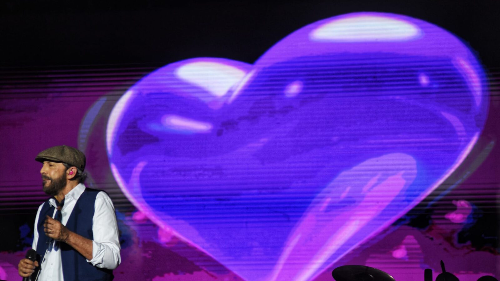 Juan Luis Guerra ante el corazón morado en Icónica Sevilla Fest 2026, Plaza de España