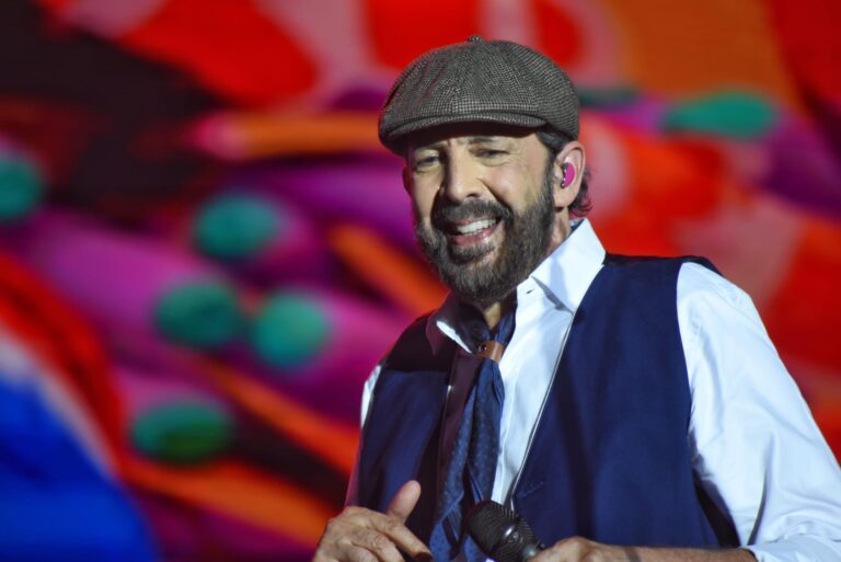 Juan Luis Guerra sonriendo en Icónica Sevilla Fest