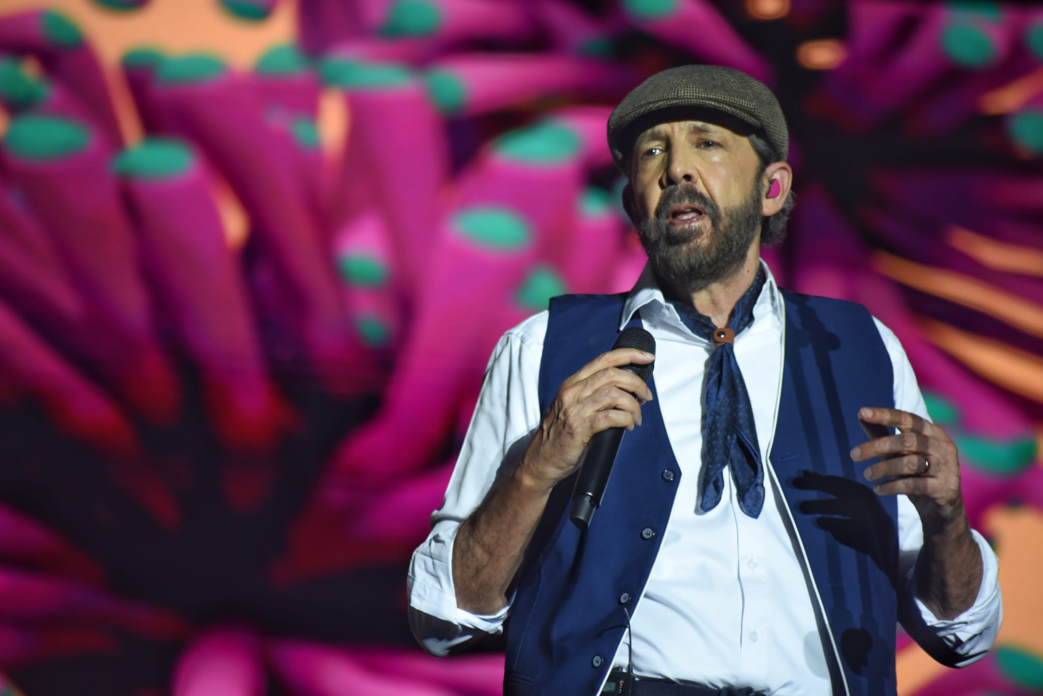 Juan Luis Guerra sonriendo en Icónica Sevilla Fest