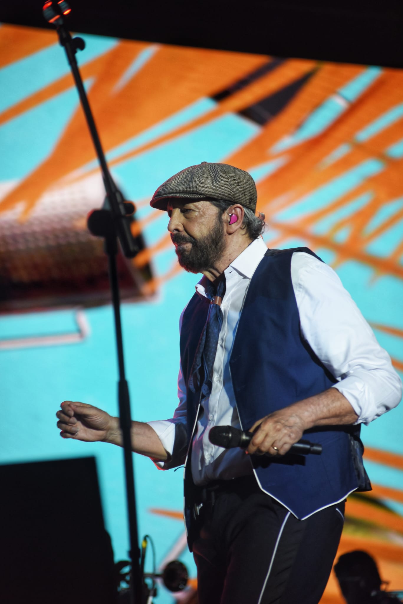Público con banderas en el concierto de Juan Luis Guerra en Sevilla
