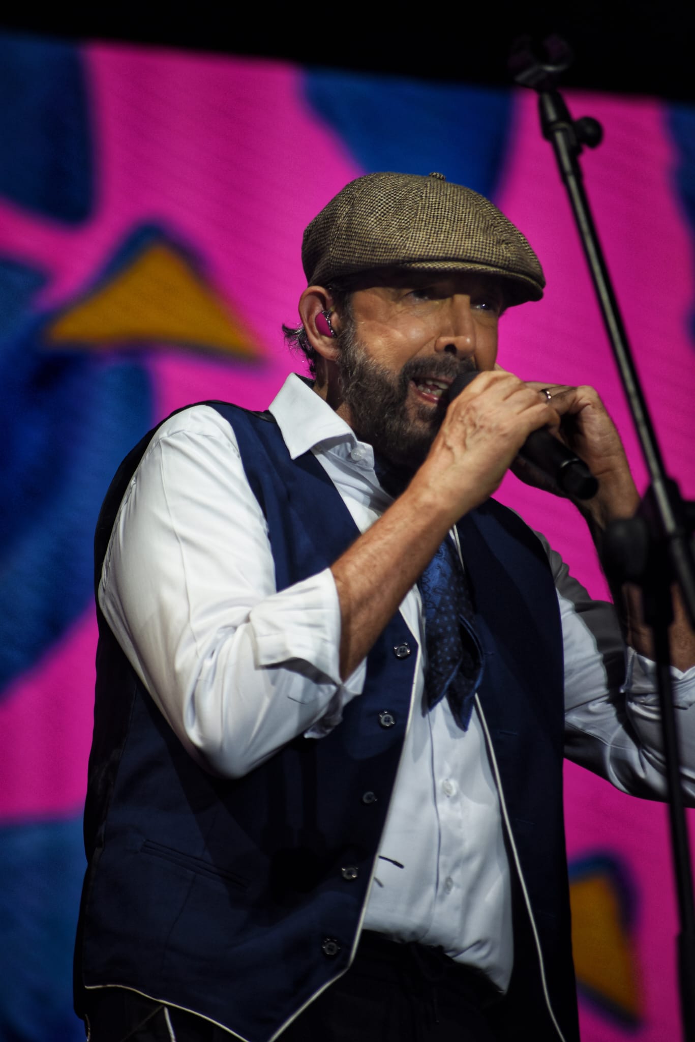 Fan emocionada en el concierto de Juan Luis Guerra en Sevilla