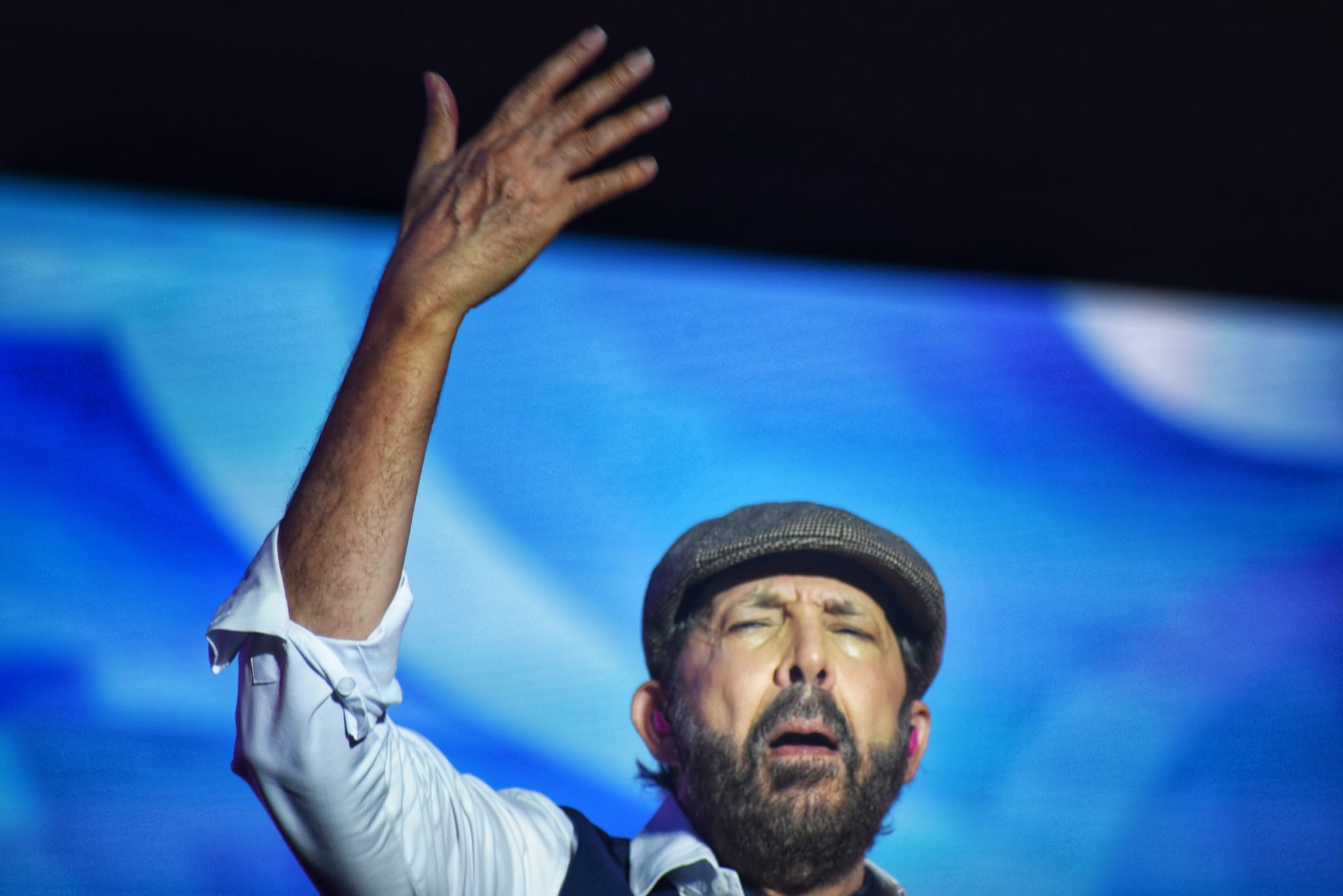 Juan Luis Guerra cantando con emoción en Icónica Sevilla Fest