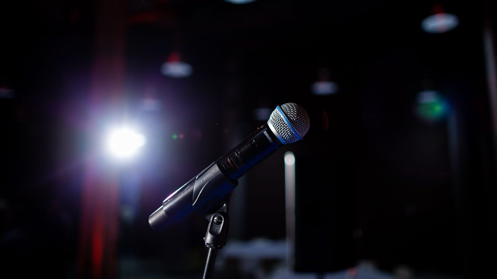 Detalle de equipo de sonido en un directo