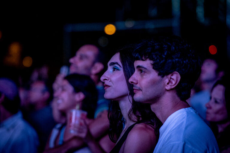 Público del concierto de Amaia mirando el escenario en la pradera del CAAC de Sevilla