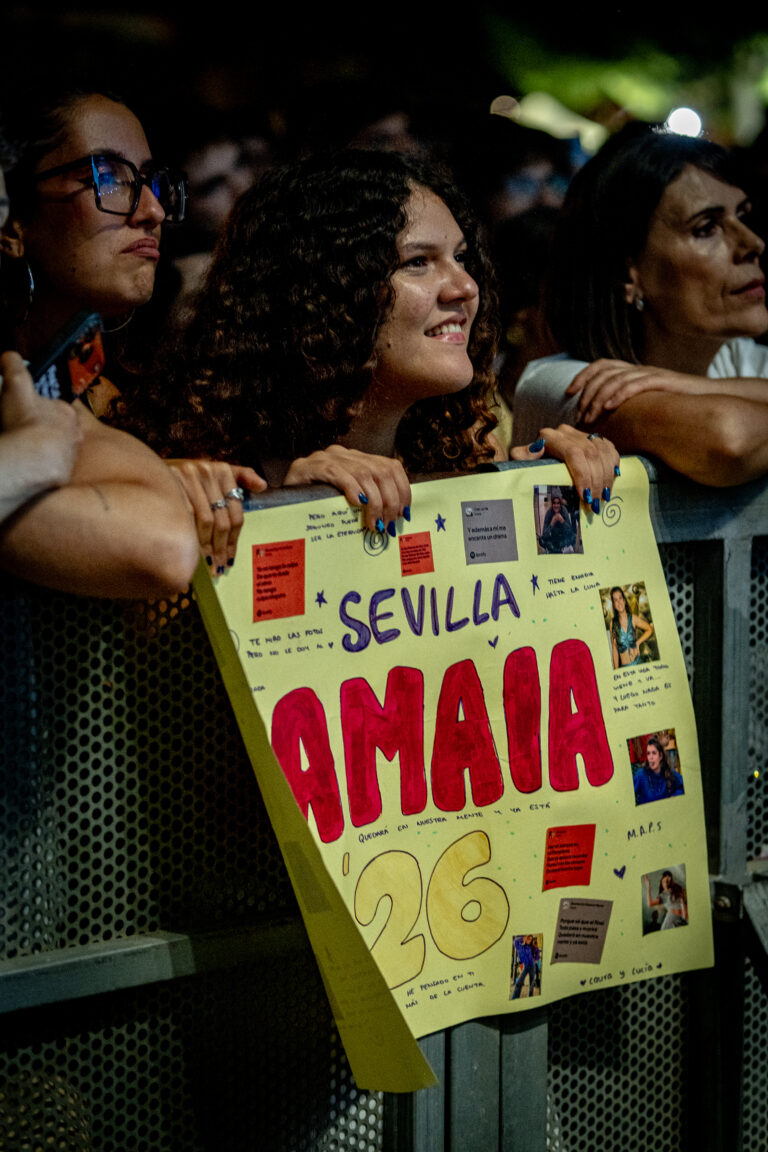 Fans sosteniendo un cartel casero con el texto Sevilla Amaia 26 en el Pop CAAC 2026