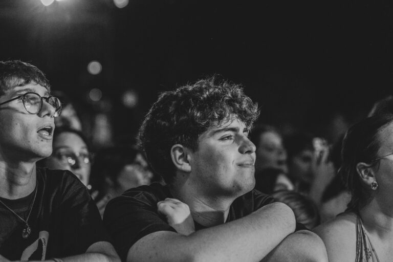 Dos jóvenes cantando abrazados en primera fila en el concierto de Amaia en el Pop CAAC 2026