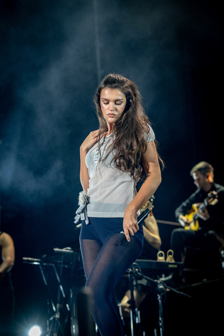 Amaia cantando entre el humo del escenario con la banda al fondo en el Pop CAAC 2026