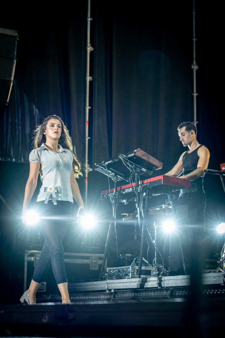 Amaia a contraluz junto a un músico de su banda en el escenario del Pop CAAC 2026