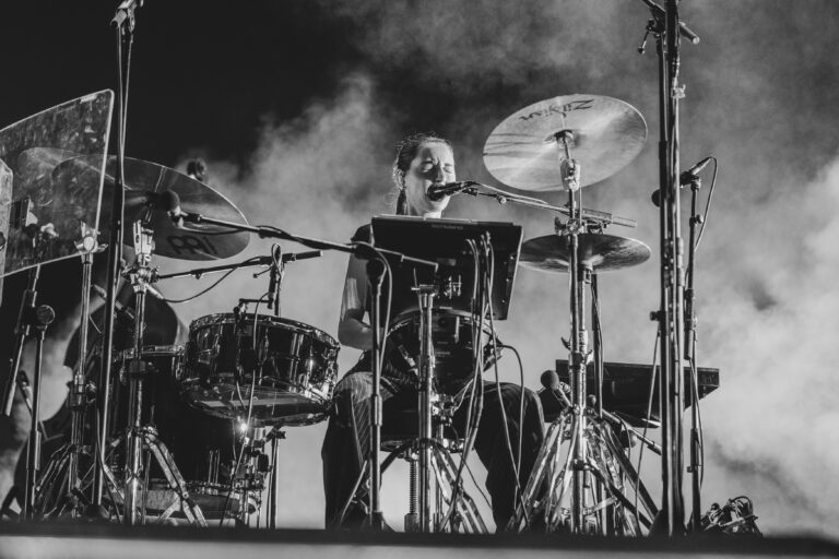 La banda de Amaia entre el humo del escenario en blanco y negro en el Pop CAAC 2026