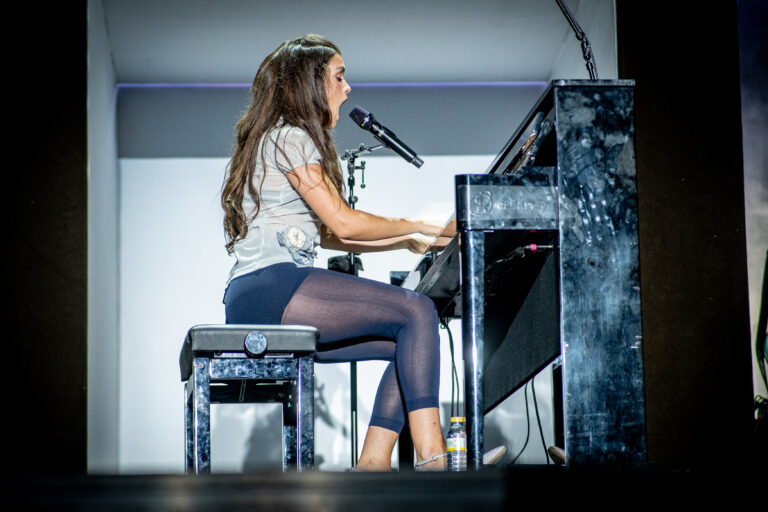 Amaia cantando sentada al piano durante su concierto en el Pop CAAC 2026 de Sevilla