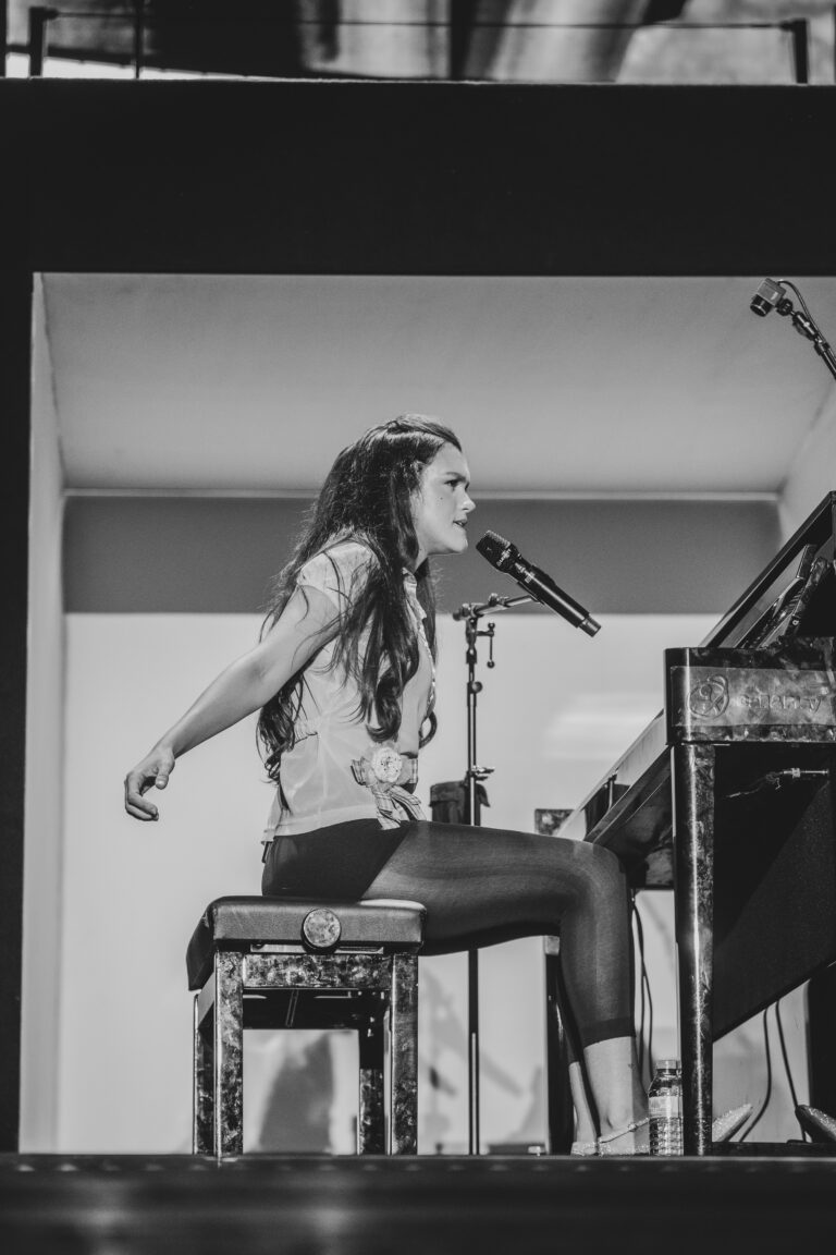 Amaia al piano en blanco y negro durante el Pop CAAC 2026 del CAAC de Sevilla