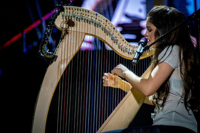 Amaia tocando un arpa celta durante su concierto en el Pop CAAC 2026 del CAAC de Sevilla