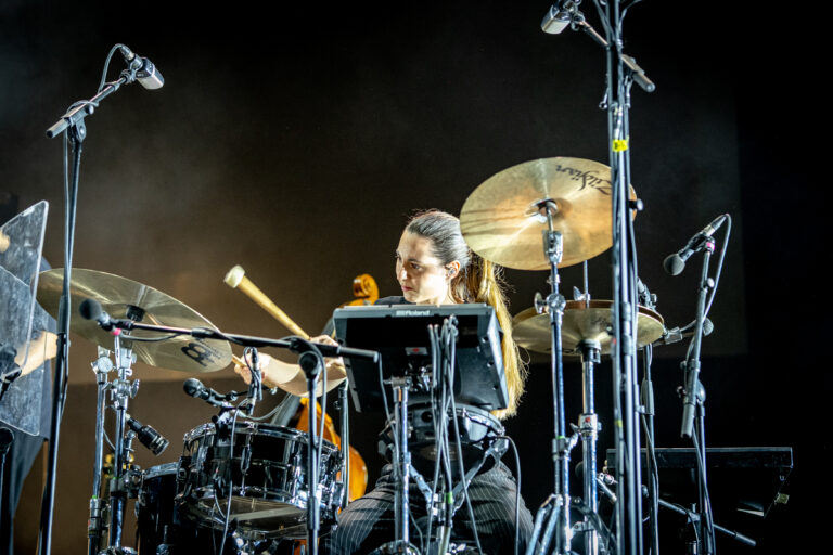 La batería y los teclados de la banda de Amaia durante el concierto del Pop CAAC 2026 de Sevilla