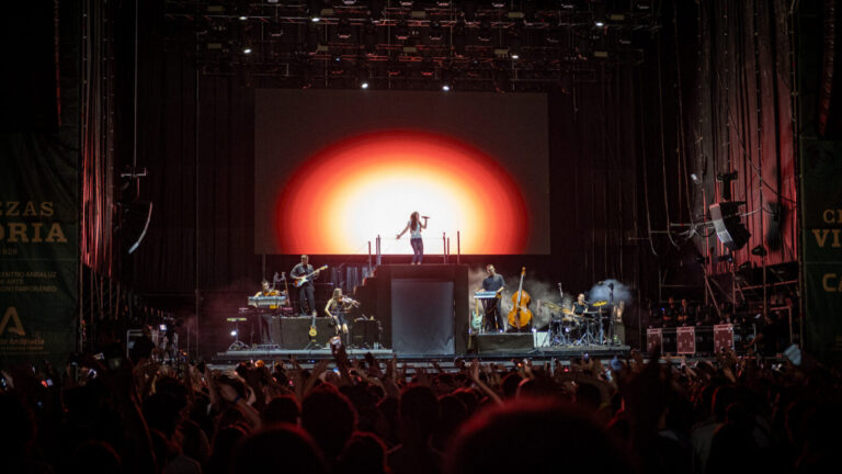 Amaia sobre la plataforma del escenario con un sol gigante proyectado al fondo en el Pop CAAC 2026 de Sevilla