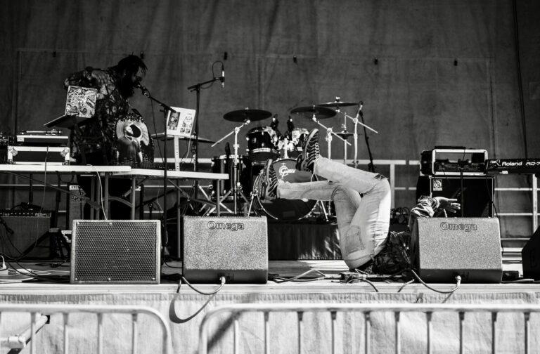 Detalle de equipo de sonido en un directo