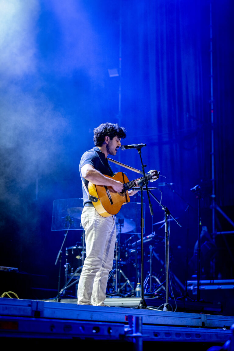 Juan Gallardo de cuerpo entero con su guitarra española en el escenario del Pop CAAC 2026