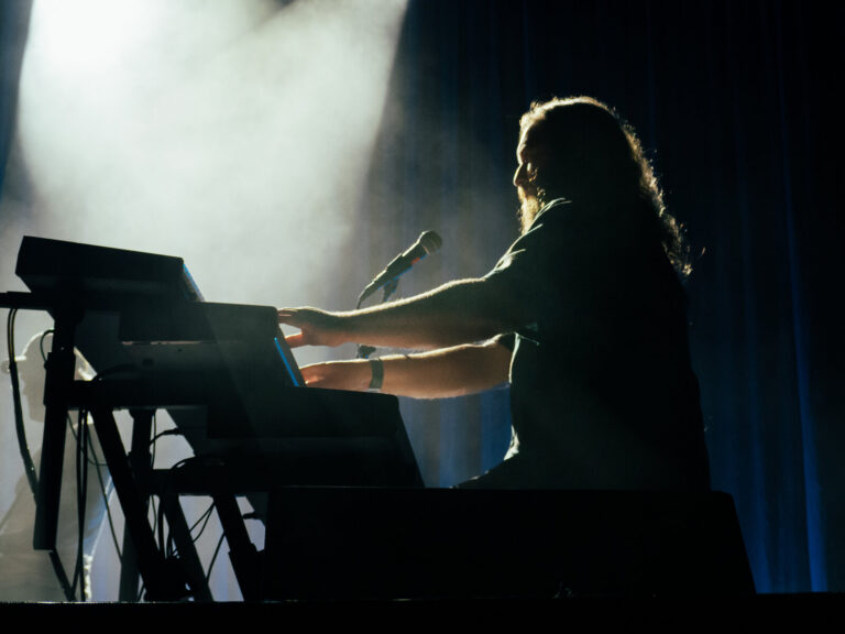 David Schulthess a los teclados, a contraluz, en el concierto de Morgan en el Patio de la Diputación de Sevilla