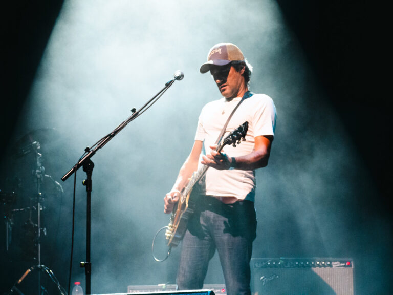 Paco López con su Les Paul entre el humo del escenario en el concierto de Morgan en el Patio de la Diputación de Sevilla