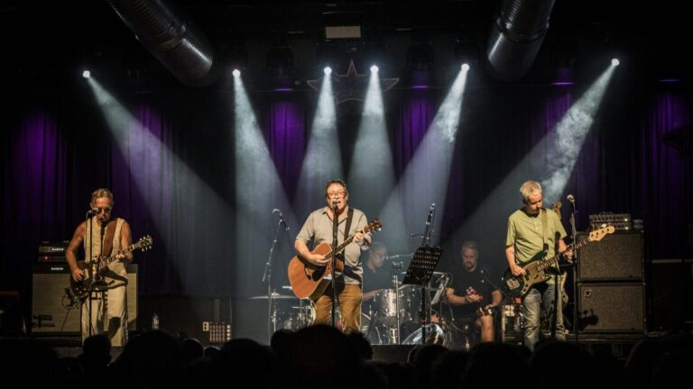 Ocean Colour Scene al completo en el escenario de la Sala Custom de Sevilla bajo seis haces de luz blanca y cortinas moradas