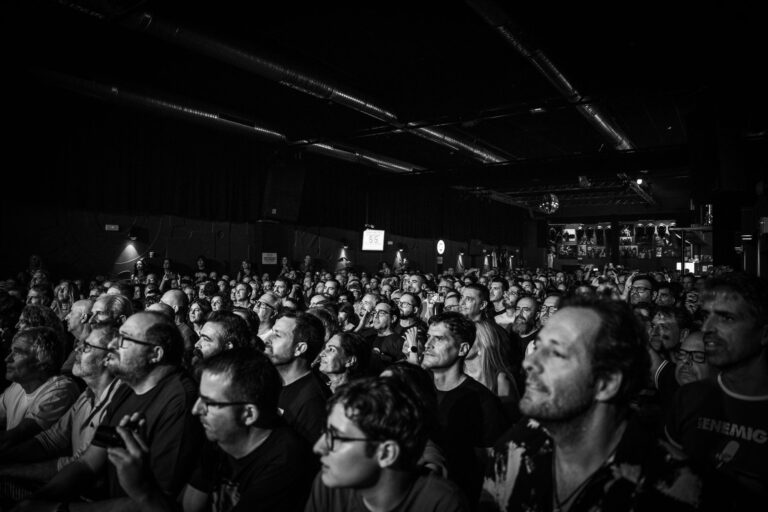 Cientos de personas mirando al escenario en el concierto de Ocean Colour Scene en la Sala Custom de Sevilla, en blanco y negro