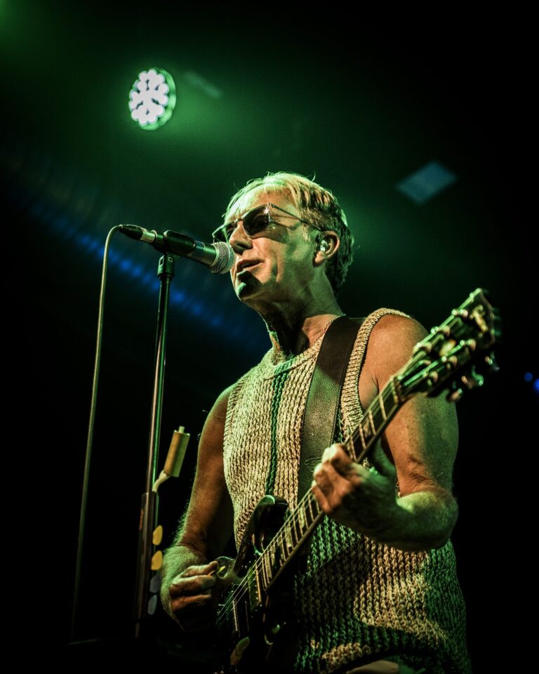 Steve Cradock cantando los coros con gafas de sol y la guitarra colgada en el concierto de Ocean Colour Scene en Sevilla