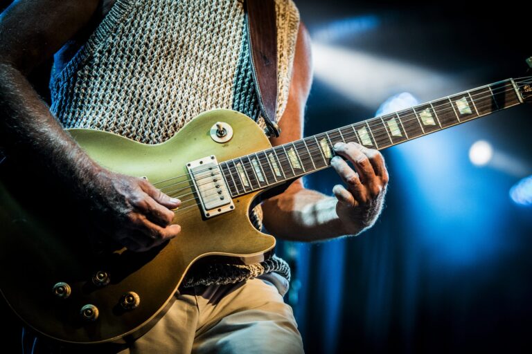 Detalle de las manos de Steve Cradock sobre su Les Paul dorada en el concierto de Ocean Colour Scene en Sevilla