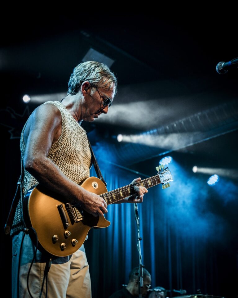 Steve Cradock de perfil con su Les Paul dorada entre el humo azul del escenario de la Sala Custom de Sevilla